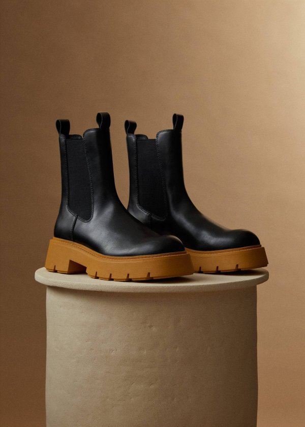 Contrast-sole ankle boots