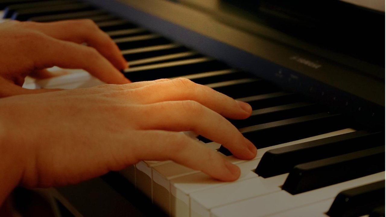 #宅家自我进修# 不懂五线谱也能用钢琴伴奏？这份指南请收好！（附视频实例）