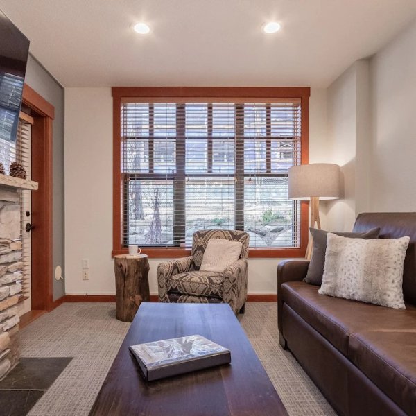 Modern Condo in Heart of Village, 1st floor, Steps to Gondola & all Amenities - Mammoth Lakes