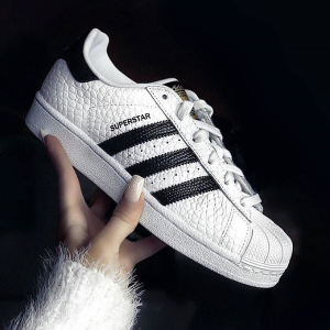 Adidas网Superstar系列运动鞋促销
