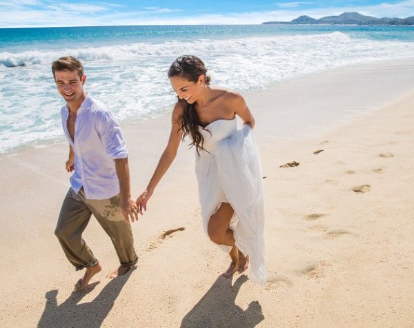 Hyatt-Ziva-Los-Cabos-Wedding-Couple-Running-Down-Beach-630-500-332ae3733c2df3e63c7757dcbe0c8d8c.jpg