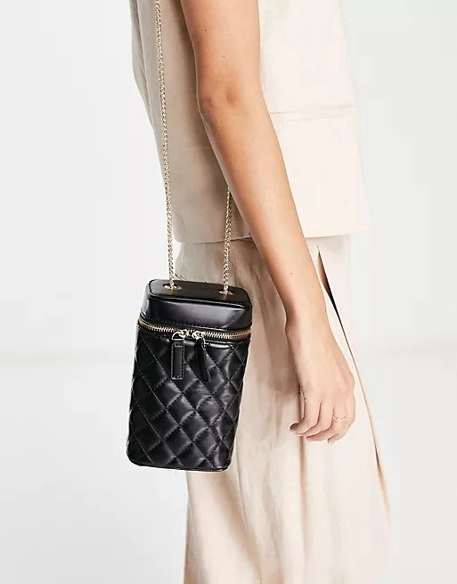 quilted long chain shoulder bag in black