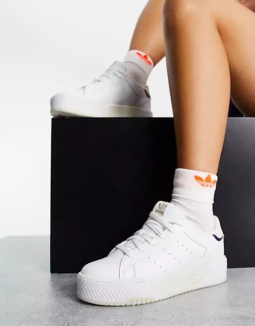 Court Torino sneakers in white with cream details