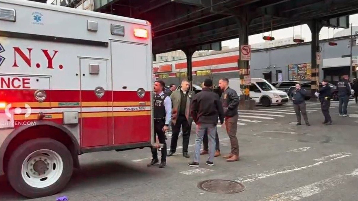 1死5伤，纽约地铁内青少年斗殴引发枪击！无辜路人身亡