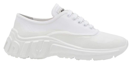 纯白运动鞋