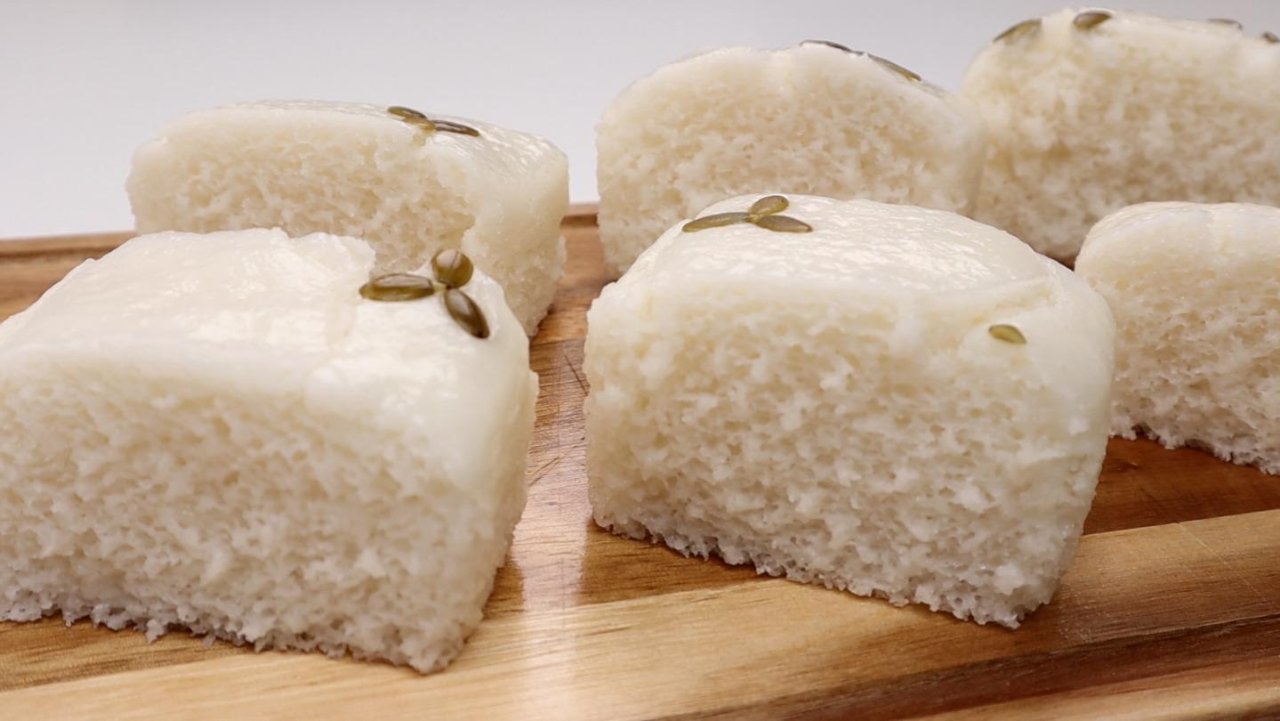 大米加水 除了做饭 还可以做成朴实 软糯筋道 有着海绵蛋糕组织的大米糕