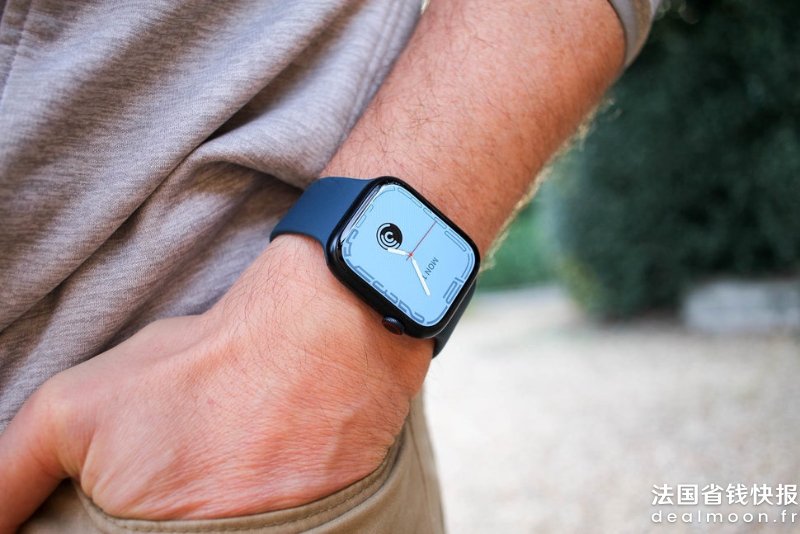 158682-smartwatches-review-apple-watch-series-7-all-about-the-screen-image2-ggnlijys37.jpeg