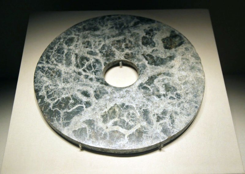 Neolithic_jade_bi,_Liangzhu_Culture,_Zhejiang,_1988_1793