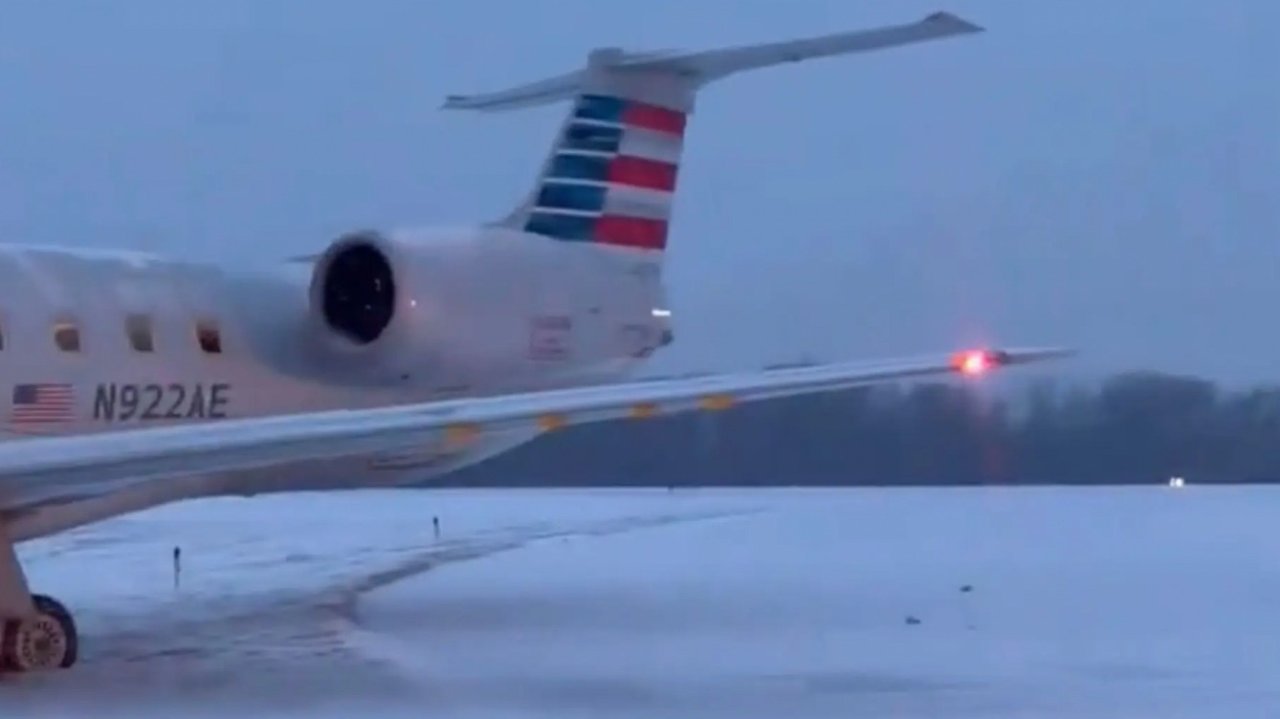 大雪惊魂！纽约客机打滑冲出跑道！53名乘客被困！