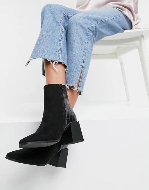 Reliable heeled ankle boots in black 