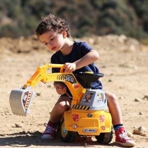儿童挖掘机骑行小车，可手动调控挖头