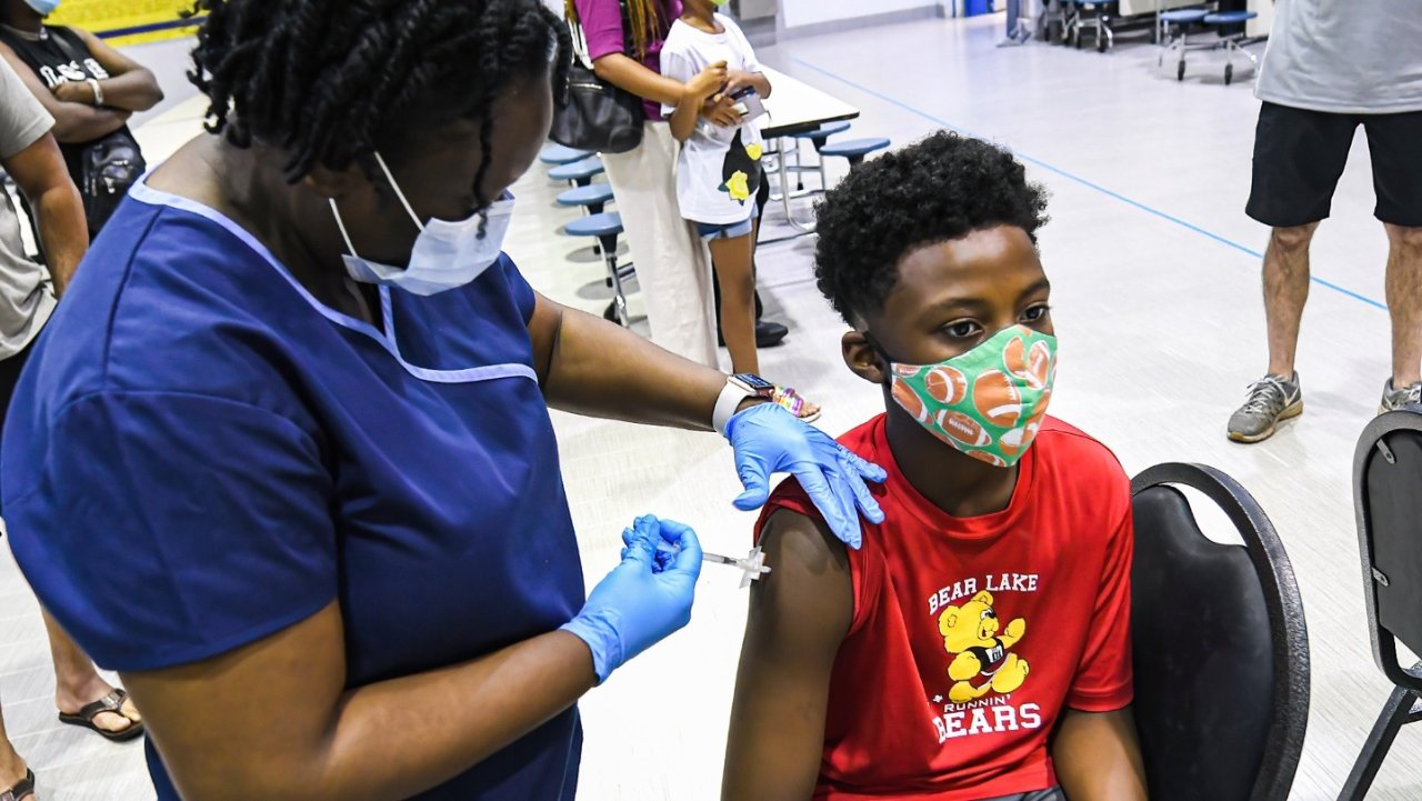 CDC正式批准辉瑞新冠疫苗用于5至11岁的儿童，获专家小组一致推荐