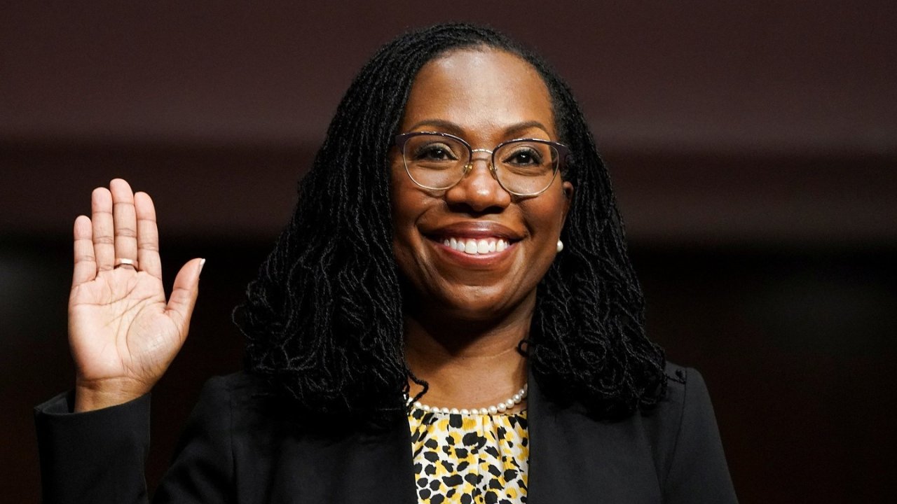 Ketanji Jackson 正式成为最高法院第一位黑人女性法官