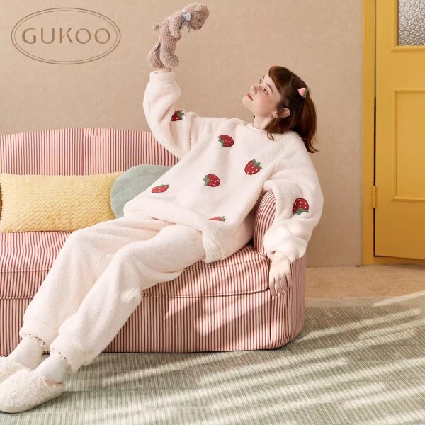 Gukoo/果壳睡衣冬季草莓印花新款米粒绒简约保暖女士家居服套装