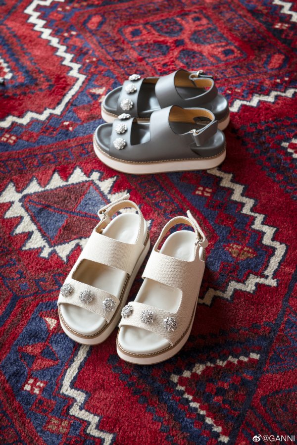 Embellished flatform sandals