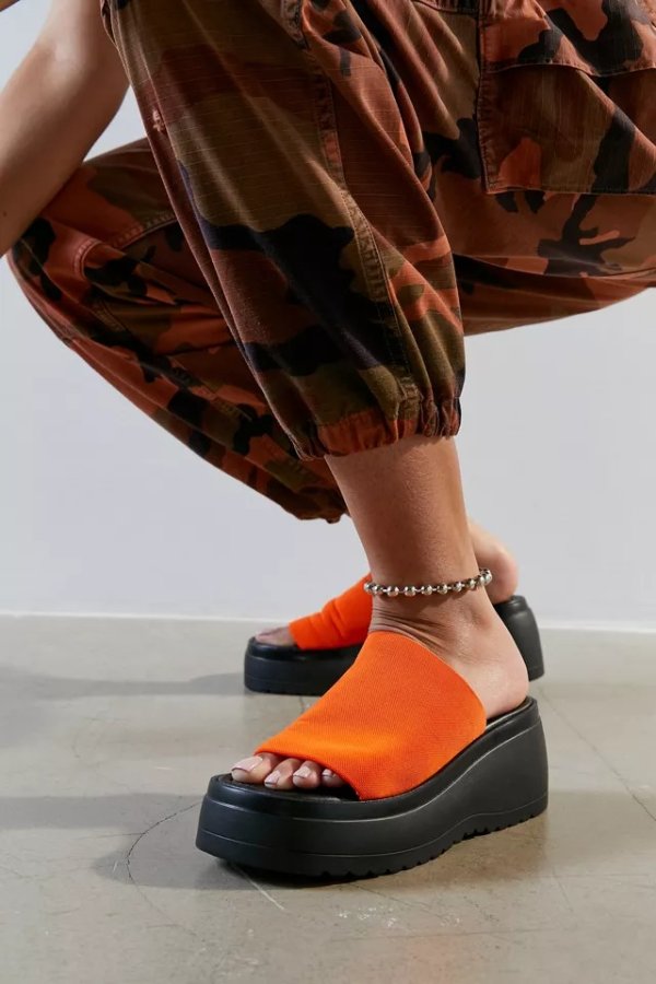 UO Exclusive Scrunchy Platform Sandal