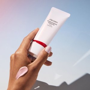Shiseido REVITALESSENCE SKIN GLOW Primer SPF 25
