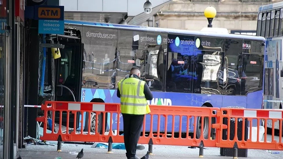 曼彻斯特市中心严重车祸！公交车撞进T4奶茶店！1死11伤！