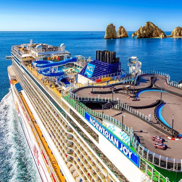 norwegiancruiseline_54800590_764068117301381_8807035363198892378_n.jpg