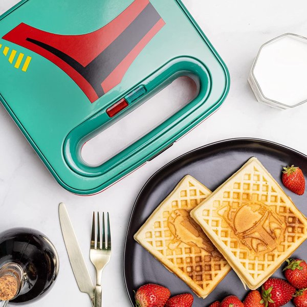 Uncanny Brands WM2-SRW-BBF Star Wars Boba Fett Double-Square Waffle Maker, 9" x 9", Green