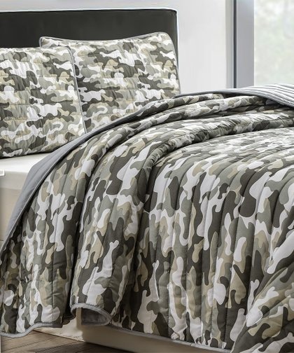 Gray & White Camouflage Quilt Set