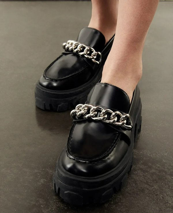 Black moccasins in leather with chain detail