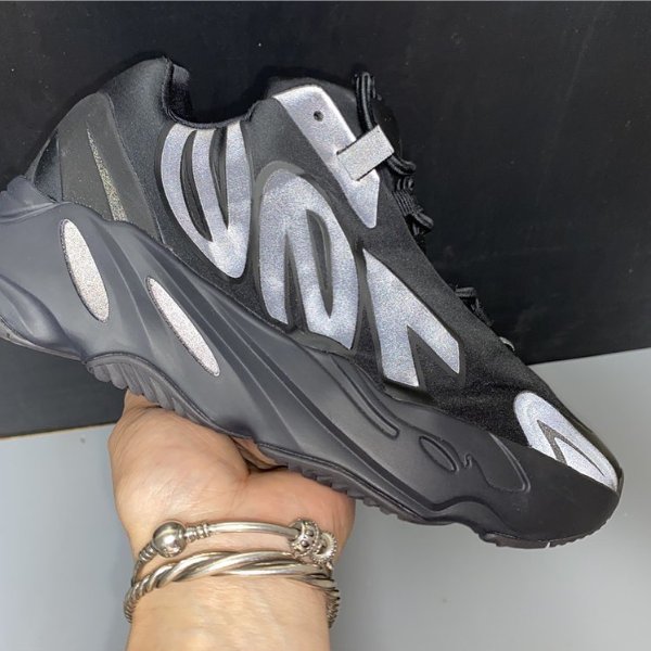 Yeezy Boost 700 MNVN "Triple Black" 运动鞋