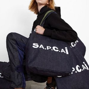 A.P.C x Sacai 联名服饰、手袋开售 入基础logo款