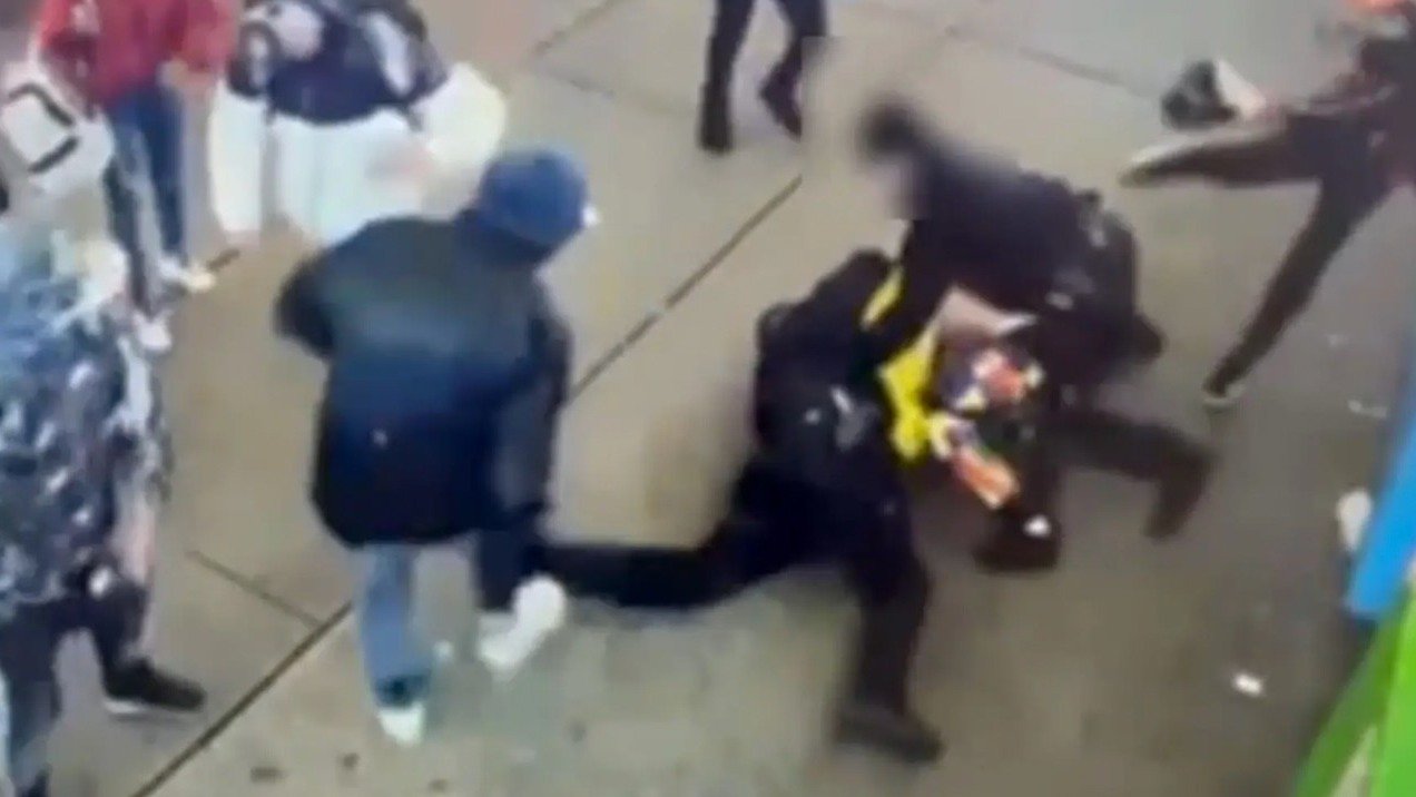 炸裂！纽约6名难民当街袭警+群殴中尉！竟无罪释放...