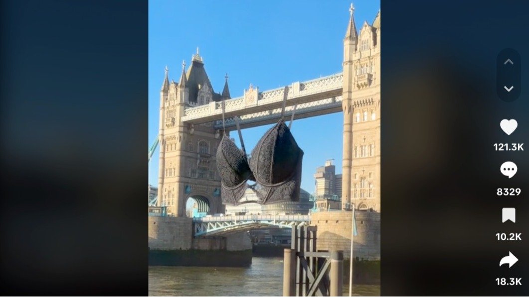 惊了！伦敦塔桥惊现巨大蕾丝Bra？还在微微随风摇曳……