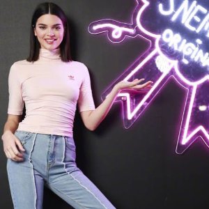 adidas 超新Kendall Jenner同款粉色T恤促销