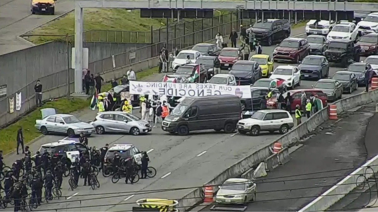 突发！西雅图机场快车道全部封锁，抗议者高速游行....