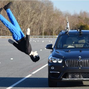 当假人被撞飞的那一刻 我们发现凶手竟然是它 BMW X1