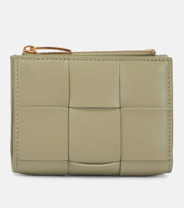 Intreccio Leather Bifold Wallet in Beige - Bottega Veneta | Mytheresa