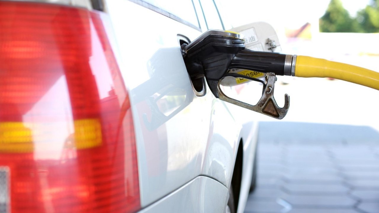 通货膨胀飙高油价急速上涨，怎么加油超便宜？每周几加油超划算？