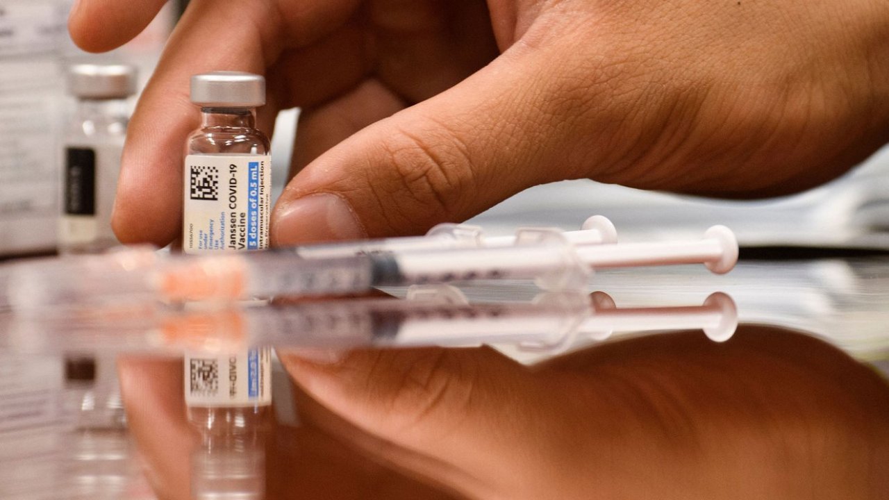 CDC投票推荐强生以及Moderna加强针，同时提供混打疫苗的建议