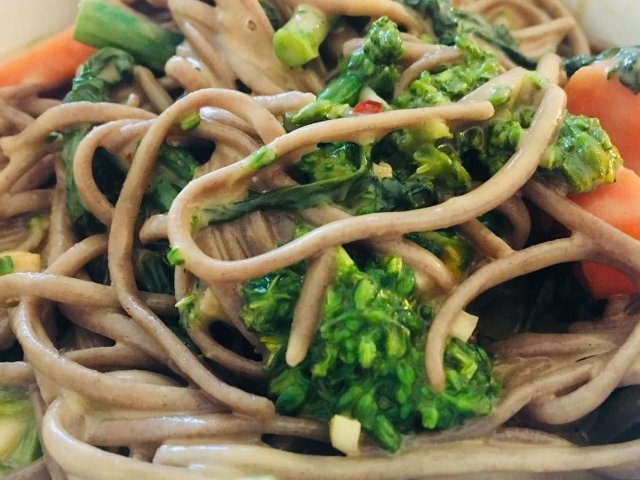 夏天到了，来一碗清爽的花生酱拌面吧