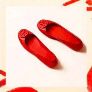 Tory Burch 经典Logo平底鞋，俏皮红色