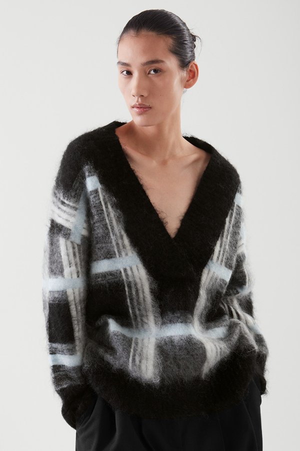 OVERSIZED CHECKED V-NECK SWEATER - BLACK - Jumpers - COS