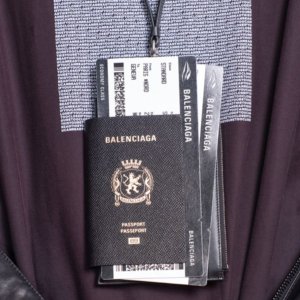 新款"超级忙"系列有货Balenciaga 至高送$500礼卡❤️‍🔥 爆款护照夹钱包参加
