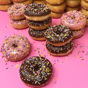 Krispy Kreme 经典美式甜甜圈 任买1打超值换购！
