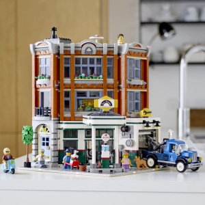 Corner Garage 10264 @ LEGO Brand Retail