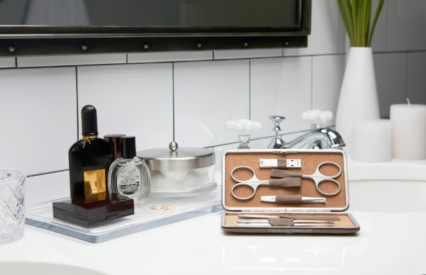 Bathroom_7_Luxury_Manicure_Kit_97449-005.jpg