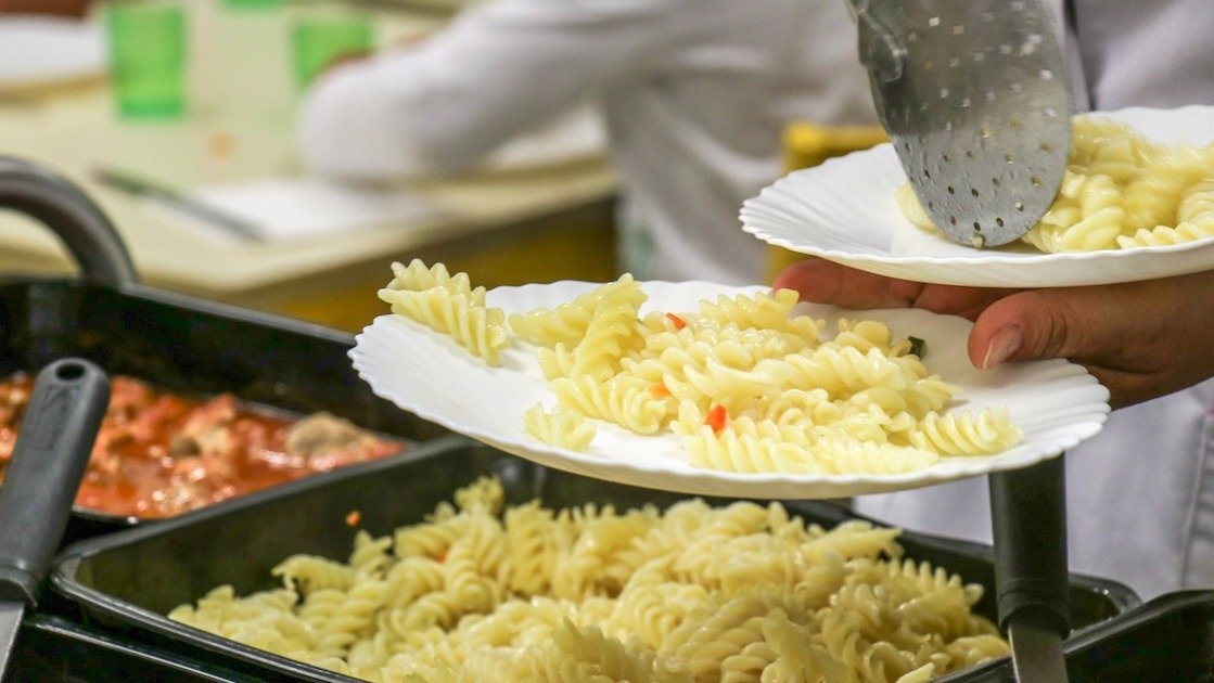 法国食堂里都能吃到些什么菜?| 留法必备,4€不到就可以吃到简式法餐?
