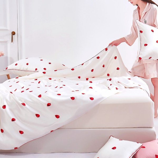 Summer Strawberry Silk Comforter Set (3pcs)