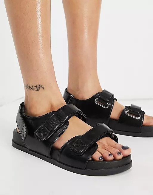 Factually sporty sandals in black