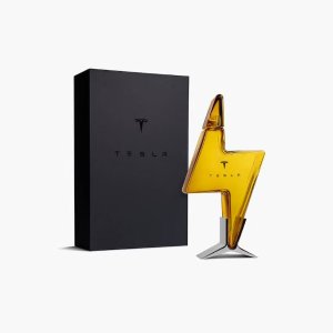 这玩意也能作纪念??里面装的是汽油吗?哈哈。Tesla酒瓶装汽油。想想就觉得很有意思