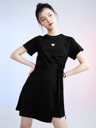 太平鸟黑色修身T恤裙女2021夏季新款短袖圆领收腰连衣裙简约抽褶