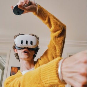 沉浸虚拟VR设备 Meta Quest 2头戴+手柄£199 抢跑苹果先到手