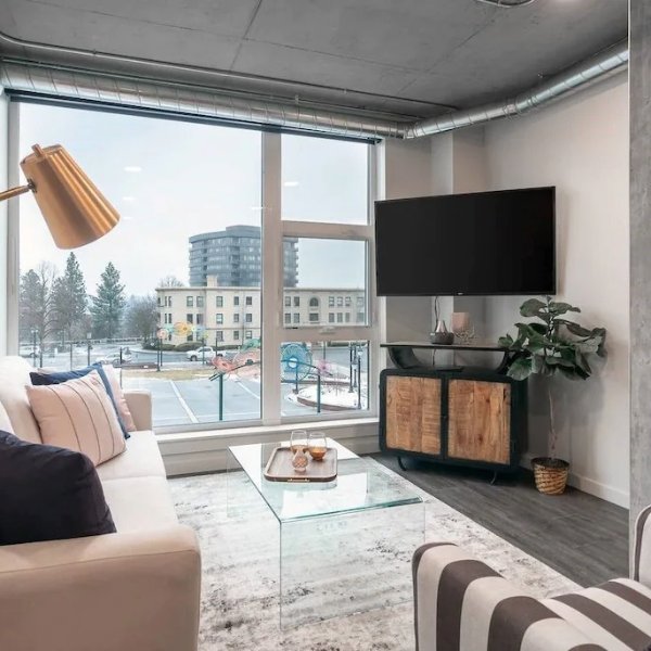 Amazing 2 Bedroom Apartment with PARKING & Stunning Views - Downtown Spokane